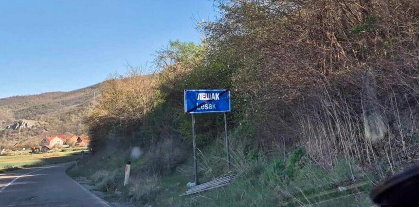 Ćirilični natpisi nalepljeni pa skinuti sa tabli na severu KiM 1