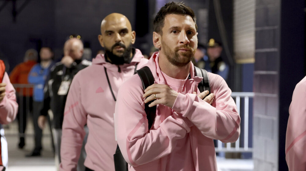 Jović neupadljiv pred "malom Barselonom": Mesi, Suarez, Buskets i Alba na meču Majamija i Bostona (VIDEO) 1