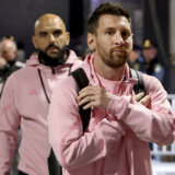 Jović neupadljiv pred "malom Barselonom": Mesi, Suarez, Buskets i Alba na meču Majamija i Bostona (VIDEO) 3