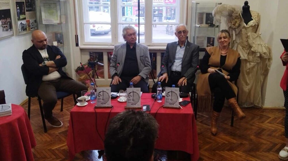 U Pozorišnom muzeju u Zaječaru predstavljena kniiga „Vitraž misli i stihova" autora Ninoslava Jovanovića 1