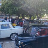 Izložba oldtajmera i električnih automobila na platou ispred Saobraćajnog fakulteta (FOTO) 4