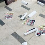 Konzervativni pokret "Naši" ponovo ubacio letke u ulaz redakcije lista Danas 5