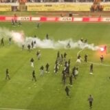 Veliki incidenti na utakmici između Hajduka i Dinama, domaći navijači upali u teren u nameri da napadnu pristalice kluba iz Zagreba (VIDEO, FOTO) 2