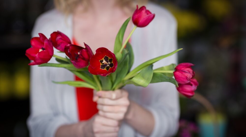 Pomoću ovog trika produžite život cveća u vazi 9