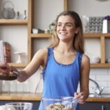 Jeftina namirnica koju svi imamo u kući usporava starenje i smanjuje rizik od srčanih bolesti 8