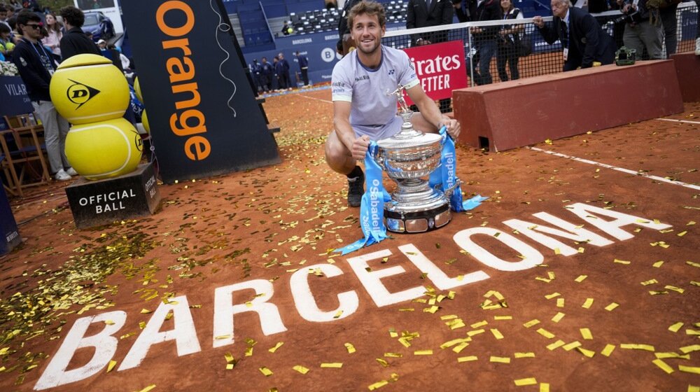 Sa šljake u vodu po tradiciji turnira u Barseloni: Pobednički skok Kaspera Ruda u bazen (VIDEO) 1
