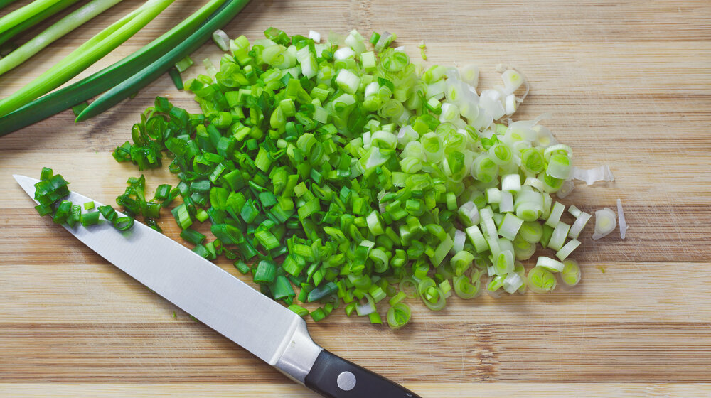 Jedna je od najzdravijih namirnica na svetu, ali mladi luk ne smeju svi da jedu 1