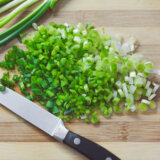 Jedna je od najzdravijih namirnica na svetu, ali mladi luk ne smeju svi da jedu 5