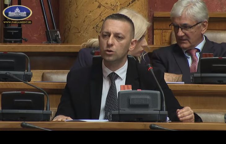 Međusobne prepirke i uvrede između vlasti i opozicije u Skupštini, Brnabić za sutra zakazala novu sednicu na kojoj će se glasati 5