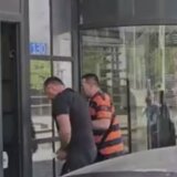 Privedeni Srbin na saslušanju u Osnovnom sudu u Prištini 1