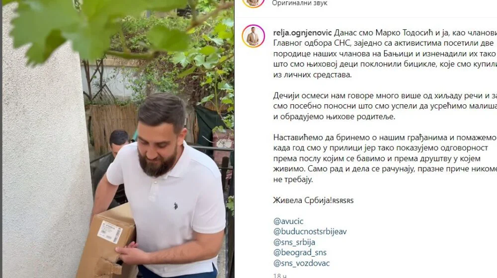 Kampanja SNS na Voždovcu: Ognjenović i Todosić nose deci bicikle 1