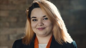 Dejana Deksi Stošić: „Jedna od najtežih stvari u Srbiji je biti mlada žena i imati glas. Borba protiv rodno zasnovanog nasilja i zalaganje za istinu pomogli su mi da ujedinim 21.000 glasova”