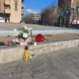 Građani pale sveće i ostavljaju cveće za Danku Ilić ispred Doma kulture u Boru (FOTO) 1