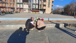 Građani pale sveće i ostavljaju cveće za Danku Ilić ispred Doma kulture u Boru (FOTO) 2 Građani pale sveće i ostavljaju cveće za Danku Ilić ispred Doma kulture u Boru (FOTO) 2