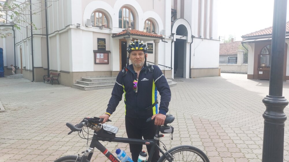 Goran Prvulović biciklom iz Zaječara vozio do Bora da zapali sveću za malu Danku: Za Danas kaže da je to “simboličan gest” 1
