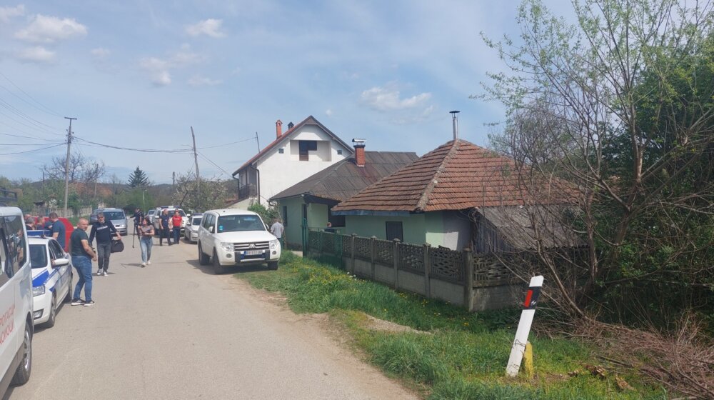 Reporter Danasa u selu Zlot kod Bora: Policija i vatrogasci napustili dvorište kuće osumnjičnog, i dalje se traga za telom devojčice Danke Ilić (FOTO, VIDEO) 1