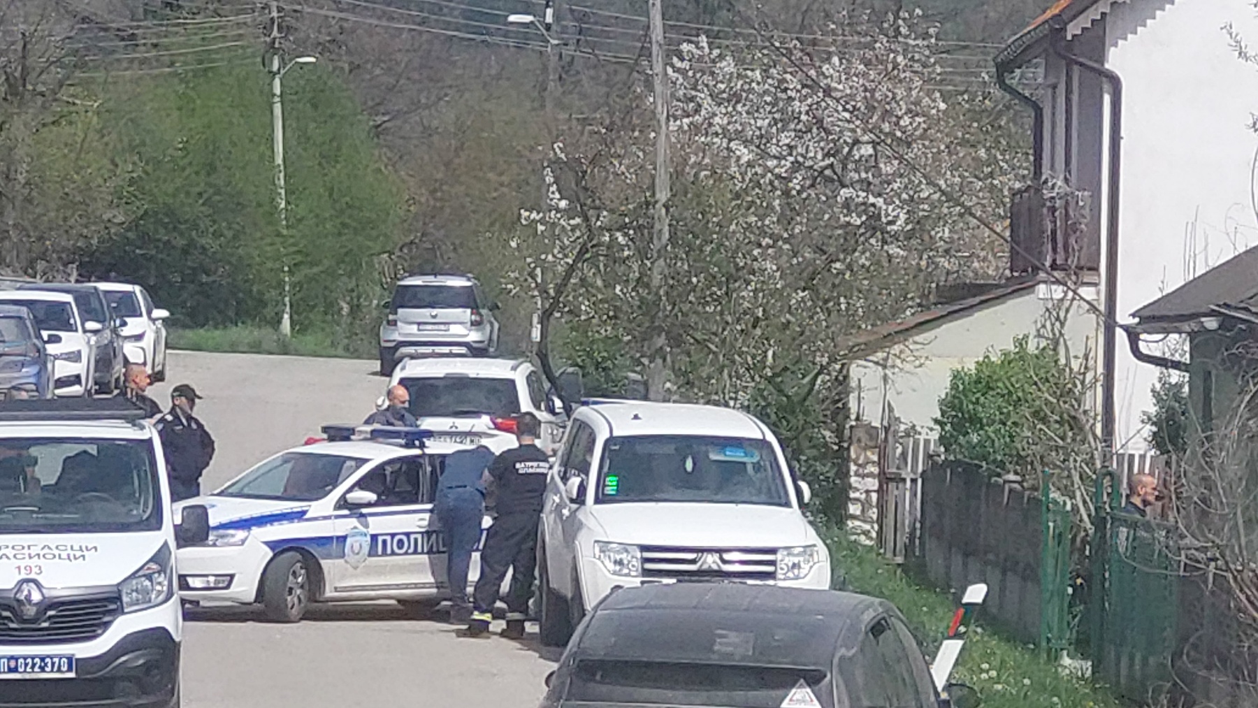 Reporter Danasa u selu Zlot kod Bora: Policija i vatrogasci napustili dvorište kuće osumnjičnog, i dalje se traga za telom devojčice Danke Ilić (FOTO, VIDEO) 3