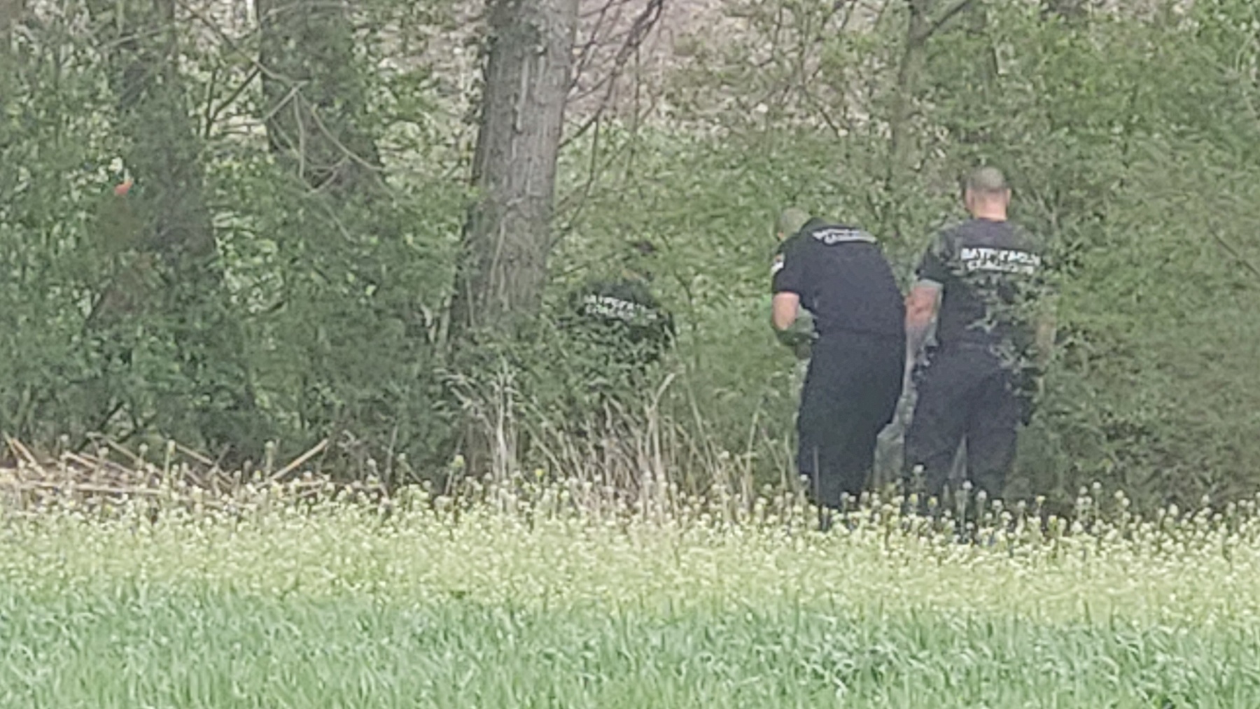 Reporter Danasa u selu Zlot kod Bora: Policija i vatrogasci napustili dvorište kuće osumnjičnog, i dalje se traga za telom devojčice Danke Ilić (FOTO, VIDEO) 2 Reporter Danasa u selu Zlot kod Bora: Policija i vatrogasci napustili dvorište kuće osumnjičnog, i dalje se traga za telom devojčice Danke Ilić (FOTO, VIDEO) 2