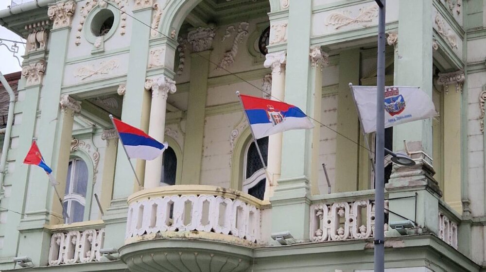 LSV - Vojvođani pisali pokrajinskom sekretaru: Ponovo nema vojvođanske zastave na zgradi Gradske skupštine u Zrenjaninu 10