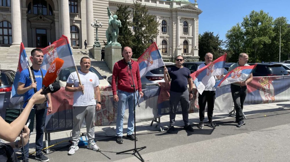(FOTO) "Zločin je bio, ali genocid ne": Protestna vožnja taksista protiv izglasavanja Rezolucije o Srebrenici 1