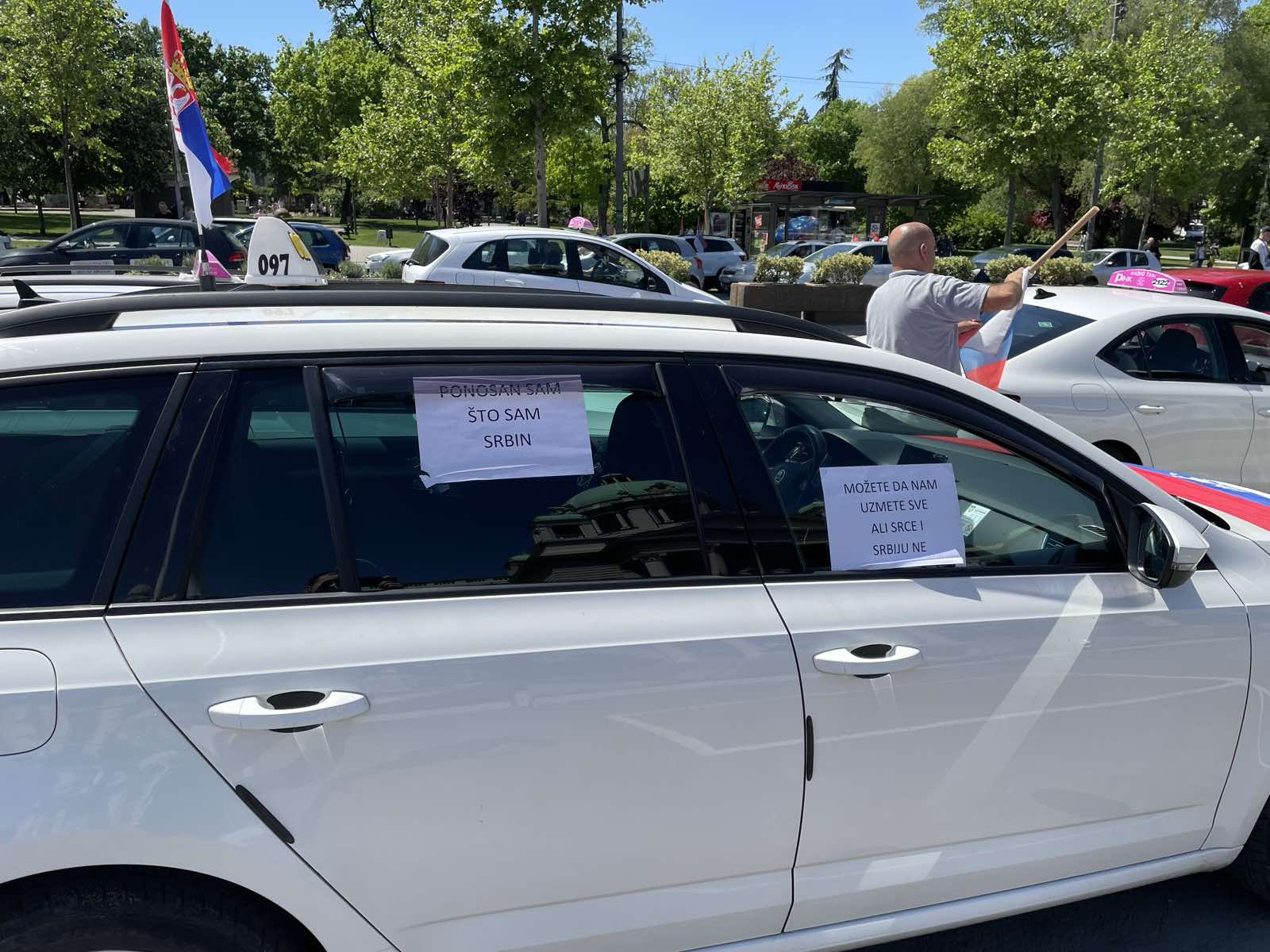 (FOTO) "Zločin je bio, ali genocid ne": Protestna vožnja taksista protiv izglasavanja Rezolucije o Srebrenici 9