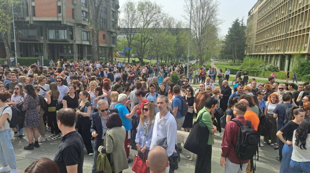 Održan javni čas o slobodi govora ispred Filozofskog fakulteta u Novom Sadu: "Privremeno smo slobodni, nadamo se da je razum prevladao" 1