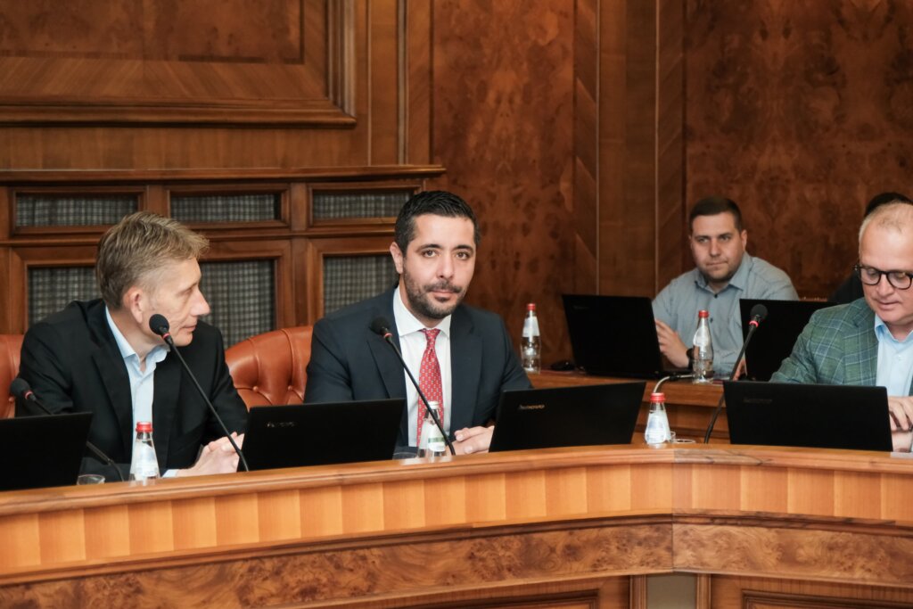 (FOTO) Kako je izgledala poslednja sednica odlazeće Vlade Srbije? 4 (FOTO) Kako je izgledala poslednja sednica odlazeće Vlade Srbije? 4