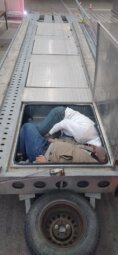 Krijumčarenje ljudi Carinici sprečili šverc migranata u gazištima autoprikolice (FOTO) 2