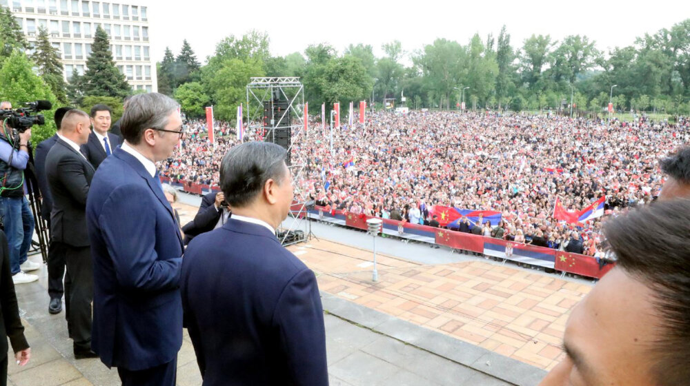 Koliko hiljada ljudi je SNS juče doveo ispred Palate Srbija u Beogradu da dočekaju Si Đinpinga? 10