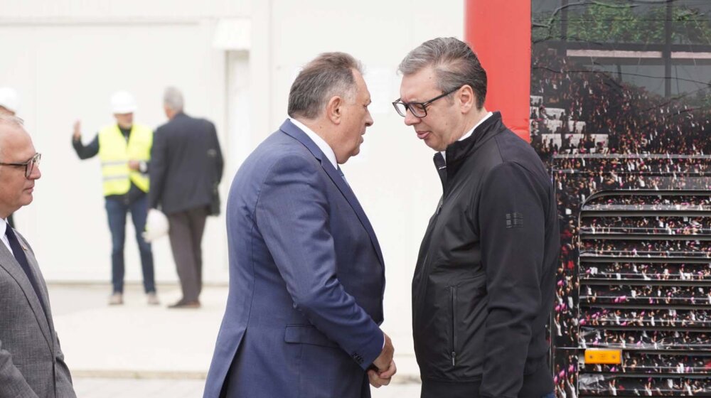 Vučić posetio Dodika u bolnici pred sutrašnju operaciju (FOTO) 1