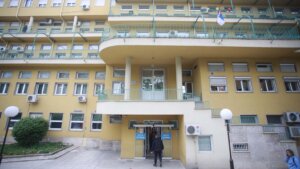 Dečak povređen u Mladenovcu kada je konstrukcija autobuskog stajališta pala na njega