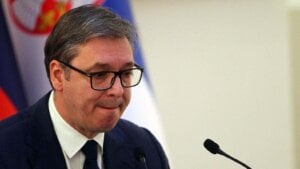 Ceo život žrtva: Kako su tabloidni mediji iskoristili atentat na Fica da ponovo stave Vučića u fokus?