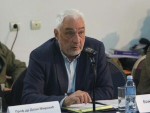 "Ja sam isto veče rekao da je u pitanju zvučni top. Bio sam tamo, sa troje dece i suprugom. A priznanje je stiglo pre neki dan kada je general Rakić u Dnevniku 2 na RTS-u rekao da to oružje nije korišćeno, ali i da jeste - odbrana od toga je kišobran. I nije bilo ni jednog čoveka na protestu 15. marta koji se nije čudio zašto svi huligani nose identične kišobrane", rekao je za N1 advokat i bivši ministar policije Božo Prelević.