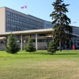 Policija uhapsila ženu ispred Palate Srbija: Kasnila na posao, bunila se zbog toga, stavili joj lisice, oborili je na zemlju, a onda strpali u maricu (VIDEO) 6