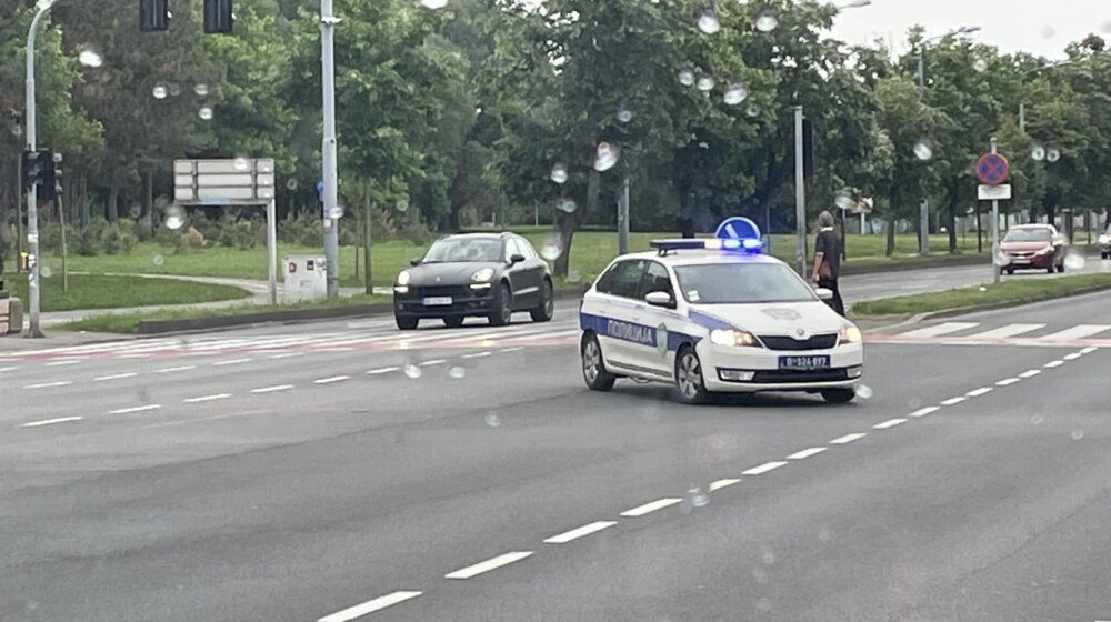 Isključeni iz saobraćaja u Novom Pazaru: Jedan pijan vozio traktor, drugi pod dejstvom narkotika prošao kroz crveno 1