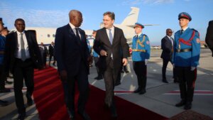 Vučević ispred Palate Srbije svečano dočekao premijera Gabona