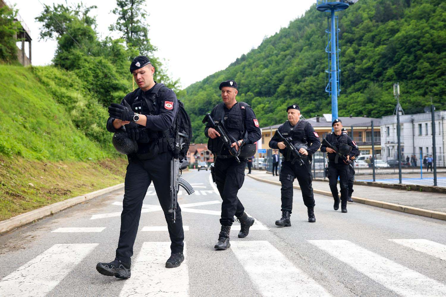 Kakva je trenutno situacija u Srebrenici: Mere bezbednosti na najvišem nivou, skinuta zastava Armije BiH (FOTO, VIDEO) 2