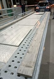 Krijumčarenje ljudi Carinici sprečili šverc migranata u gazištima autoprikolice (FOTO) 3