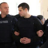 Incident u sudnici: Policija izvela Uroša Blažića, nekim roditeljima pozlilo, intervenisala Hitna pomoć (VIDEO) 4
