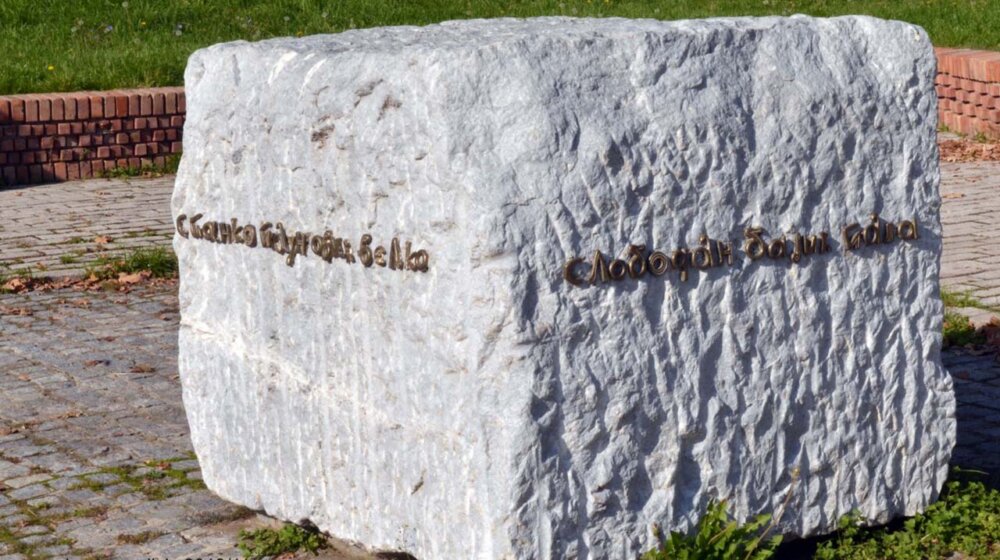 Maturanti slavili na groblju, oskrnavili spomen obeležje žrtvama genocida iz Drugog svetskog rata 1