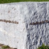 Maturanti slavili na groblju, oskrnavili spomen obeležje žrtvama genocida iz Drugog svetskog rata 4