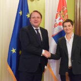 Brnabić nakon sastanka sa Varheljijem: Najveća pažnja biće posvećena usaglašavanju sa evropskim zakonima 4