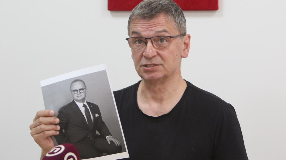 Policija sprečila Ćutu da uđe u zgradu kod Vesića (VIDEO) 1