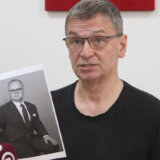 Policija sprečila Ćutu da uđe u zgradu kod Vesića (VIDEO) 9