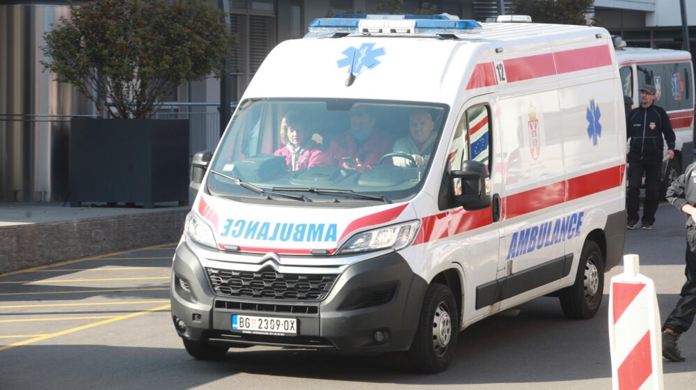 Sudar autobusa i putničkog automobila kod Malog Požarevca: Poginuo vozač, više od 30 osoba povređeno 10