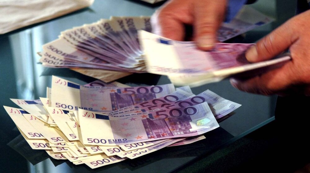 Prosečna plata u Crnoj Gori 828 evra 11