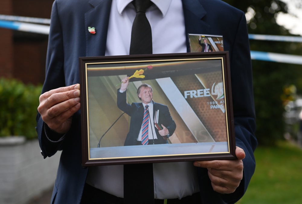 Napad na Fica prvi u Evropi posle Đinđića i Ane Lind: Na koje je sve političare izvršen atentat? 8 Napad na Fica prvi u Evropi posle Đinđića i Ane Lind: Na koje je sve političare izvršen atentat? 8