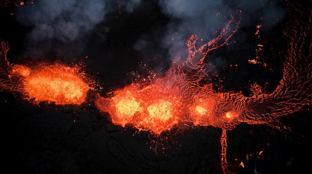 Nova erupcija vulkana na Islandu – lava letela 50 metara uvis 10