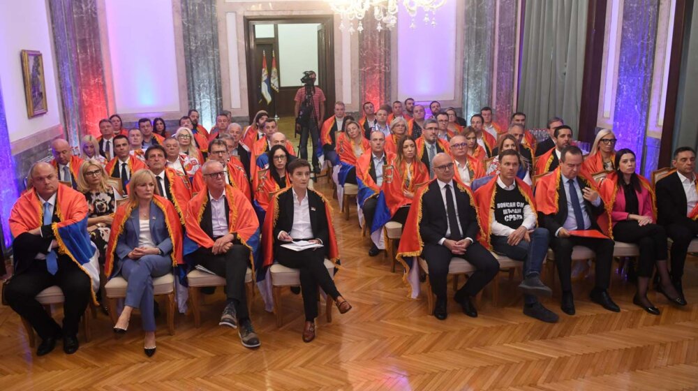 Zastava je simbol ponosa, a ne ogrtač za sakrivanje sramote: Sagovornici Danasa o članovima Vlade koji su ogrnuti zastavama čekali ishod glasanja u Njujorku 1