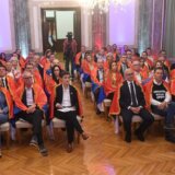 Zastava je simbol ponosa, a ne ogrtač za sakrivanje sramote: Sagovornici Danasa o članovima Vlade koji su ogrnuti zastavama čekali ishod glasanja u Njujorku 8